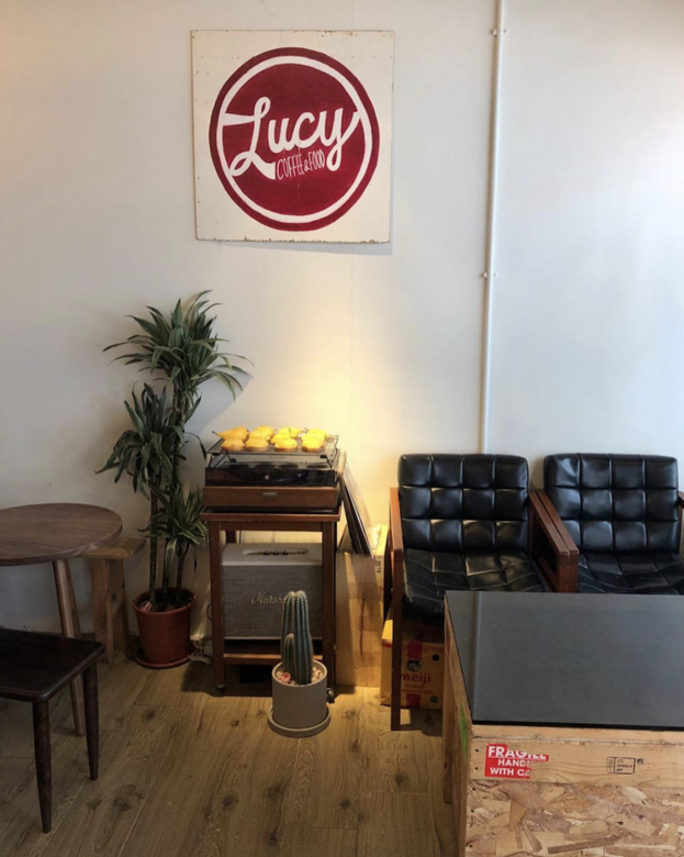 Lucy Coffee n Food地址:荃灣橫窩仔街16號順力工業大廈306室營業時間:星期二至 Lucy Coffee n Food地址:荃灣橫窩仔街16號順力工業大廈306室營業時間:星期二至