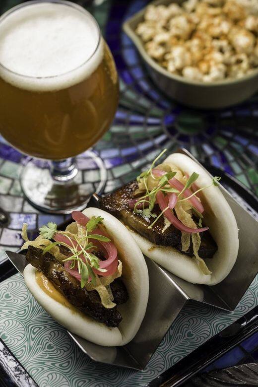這裡也有提供小食,happy hour飲酒之餘也順便醫肚。Short Ribs Bun(HK$158),鬆軟刈包夾著 這裡也有提供小食,happy hour飲酒之餘也順便醫肚。Short Ribs Bun(HK$158),鬆軟刈包夾著