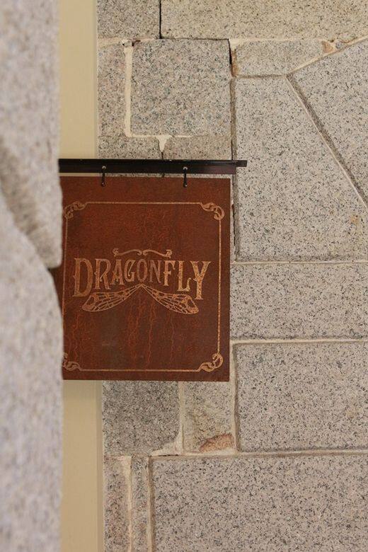 Dragonfly地址:中環荷李活道10號大館10座地下營業時間:星期一至星期日下午 Dragonfly地址:中環荷李活道10號大館10座地下營業時間:星期一至星期日下午