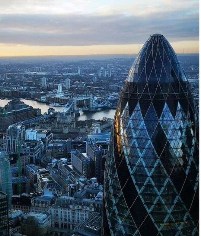 Duck & Waffle 爆紅原因3:40樓美景配美食英國的Duck & Waffle屬於24小時營業的餐廳,位 Duck & Waffle 爆紅原因3:40樓美景配美食英國的Duck & Waffle屬於24小時營業的餐廳,位