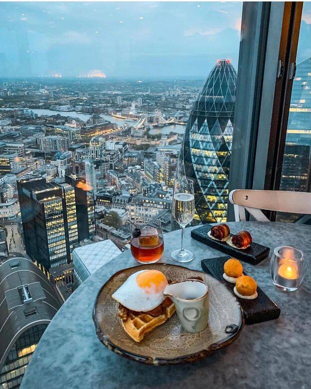 Duck & Waffle 爆紅原因4:夜晚變成型格酒吧倫敦的Duck & Waffle,白天時有傳統的英式全 Duck & Waffle 爆紅原因4:夜晚變成型格酒吧倫敦的Duck & Waffle,白天時有傳統的英式全