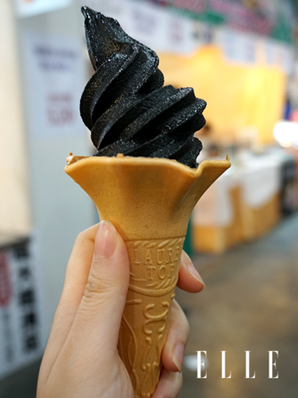 9. 暗黑冰淇淋:竹炭雪糕 $15比黑芝麻更黑暗的冰淇淋盛在黑色脆筒裡,其 9. 暗黑冰淇淋:竹炭雪糕 $15比黑芝麻更黑暗的冰淇淋盛在黑色脆筒裡,其