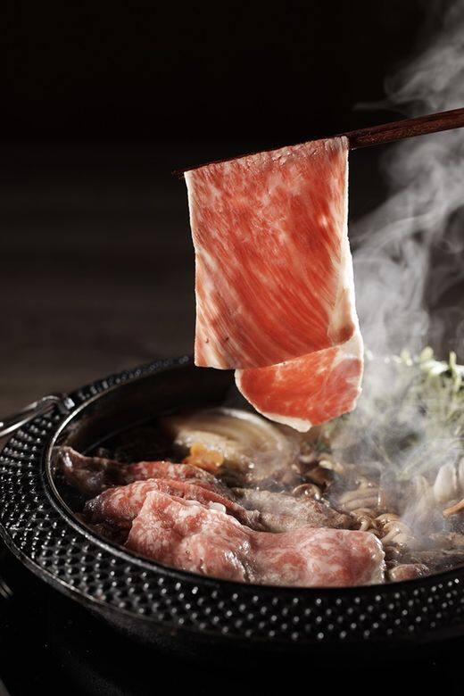 以壽喜燒方式享用高品質的日本和牛尤其滿足！這裡的壽喜燒以關西傳