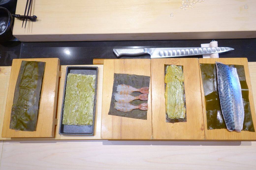 城中名店 Sushi Masataka的老闆兼主廚藤澤昌隆(Masa San)師傅是有名的昆布達人,店裏 城中名店 Sushi Masataka的老闆兼主廚藤澤昌隆(Masa San)師傅是有名的昆布達人,店裏