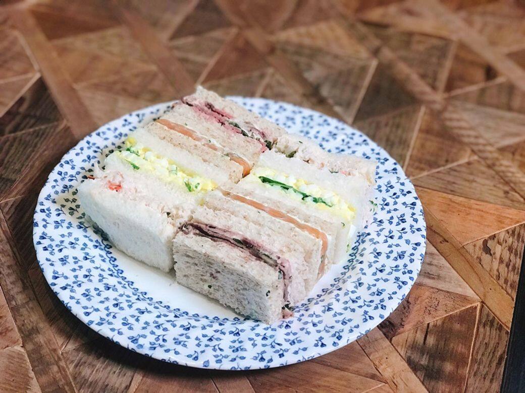 三層架的下午茶以英式為主題,三文治口味包招:蟹肉青瓜、雞蛋火箭菜、燒 三層架的下午茶以英式為主題,三文治口味包招:蟹肉青瓜、雞蛋火箭菜、燒