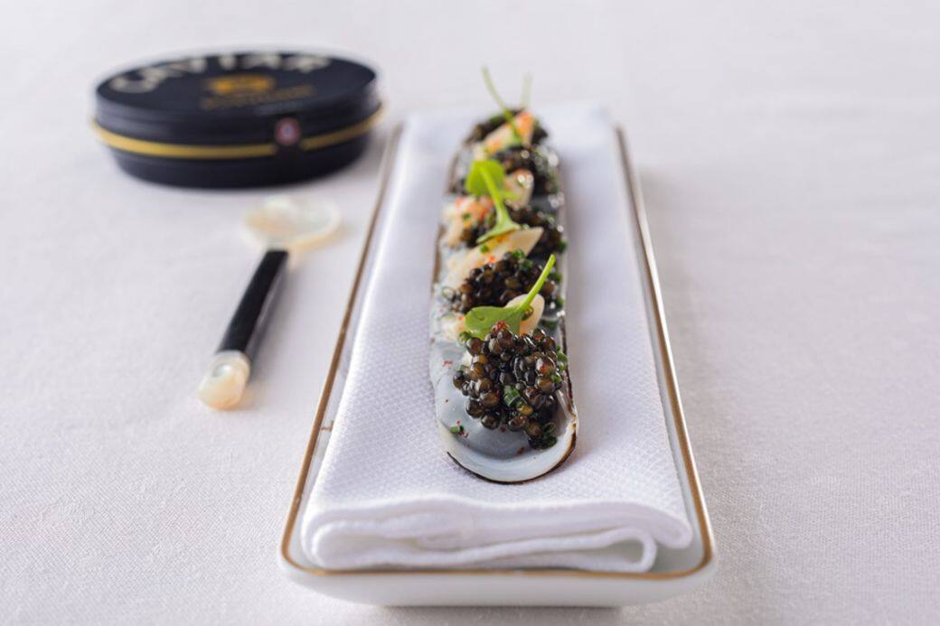 第二道菜為白酒煮布列塔尼蟶子配Kristal魚子醬 (Le Kristal Kaviari)。Kristal魚子醬呈金黃色 第二道菜為白酒煮布列塔尼蟶子配Kristal魚子醬 (Le Kristal Kaviari)。Kristal魚子醬呈金黃色
