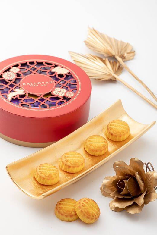 法式糕點品牌Dalloyau的PARIS MOON月餅禮盒盛載著手製奶黃月餅,紅色禮盒包裝上 法式糕點品牌Dalloyau的PARIS MOON月餅禮盒盛載著手製奶黃月餅,紅色禮盒包裝上