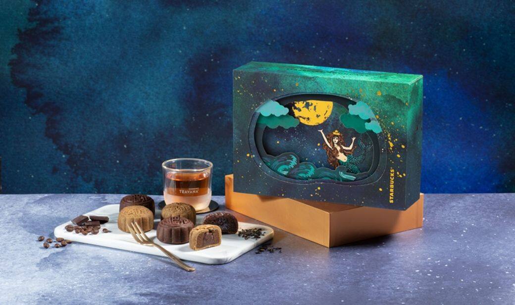 Starbucks今年的月餅禮盒設計漂亮,美人魚在湛藍星空的背景下,彷如嫦娥奔月 Starbucks今年的月餅禮盒設計漂亮,美人魚在湛藍星空的背景下,彷如嫦娥奔月