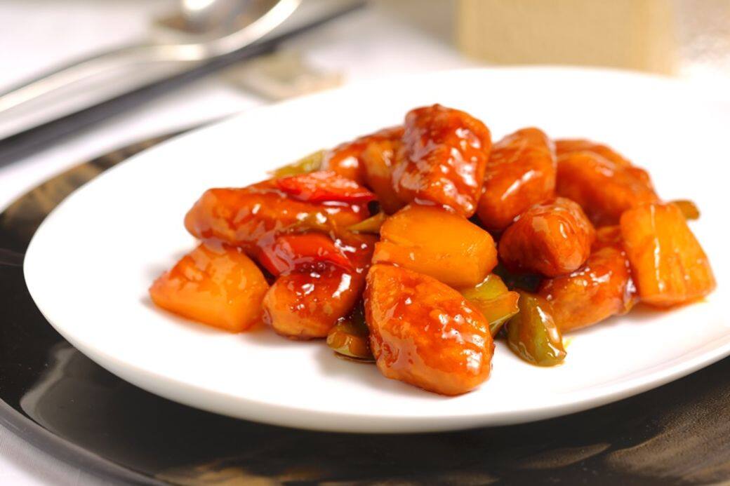 咕嚕肉同樣以Omnipork煮成,炸得香脆的咕嚕「肉」,配上新鮮鳳梨,酸甜並重。明閣地 咕嚕肉同樣以Omnipork煮成,炸得香脆的咕嚕「肉」,配上新鮮鳳梨,酸甜並重。明閣地