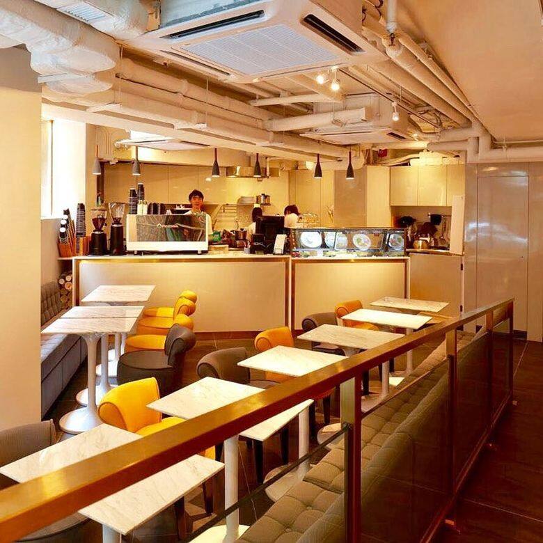 咖啡店位數不多,配上寫意音樂,店內充滿了文青的氣氛,收銀處旁邊就有 咖啡店位數不多,配上寫意音樂,店內充滿了文青的氣氛,收銀處旁邊就有