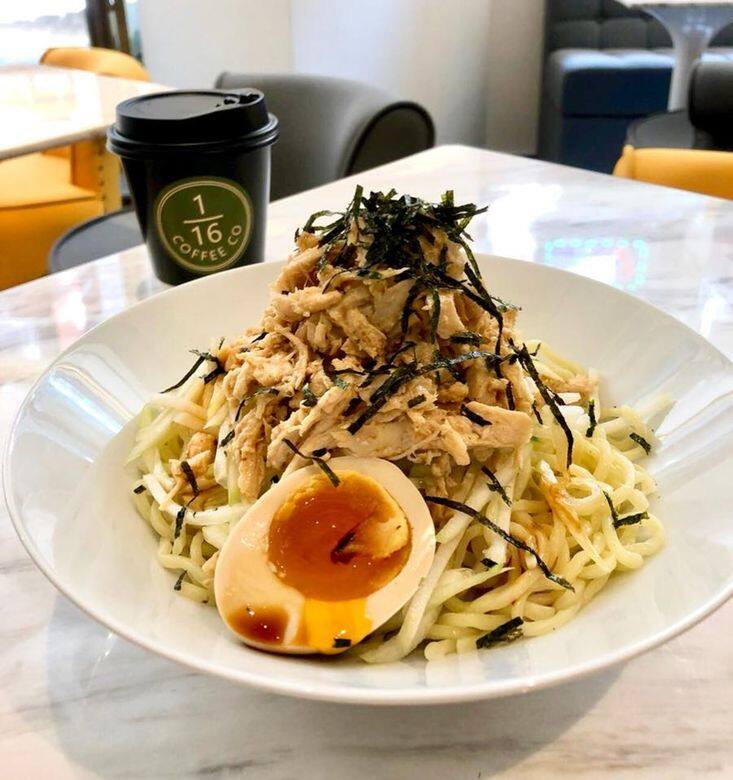 想跟黃子華吃一樣的菜式?日式冷麵以雞肉配上青瓜絲、紫菜,以及半隻日 想跟黃子華吃一樣的菜式?日式冷麵以雞肉配上青瓜絲、紫菜,以及半隻日