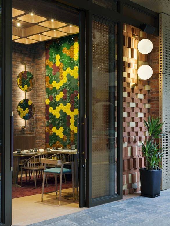 在灣仔開業僅數個月的Pino Duck,用餐空間中西合璧,由本地室內建築師JJ.Acuna 在灣仔開業僅數個月的Pino Duck,用餐空間中西合璧,由本地室內建築師JJ.Acuna