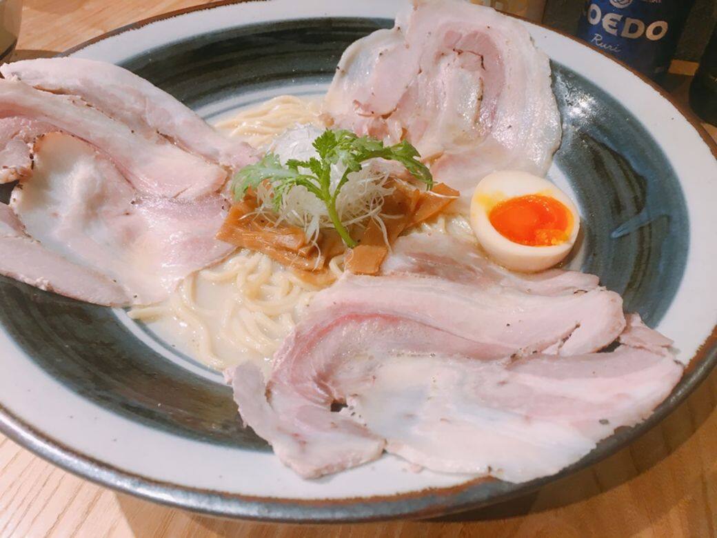 拉麵的靈魂取決於湯底,店家堅持以地道及天然的食材熬製湯底,其獨特 拉麵的靈魂取決於湯底,店家堅持以地道及天然的食材熬製湯底,其獨特