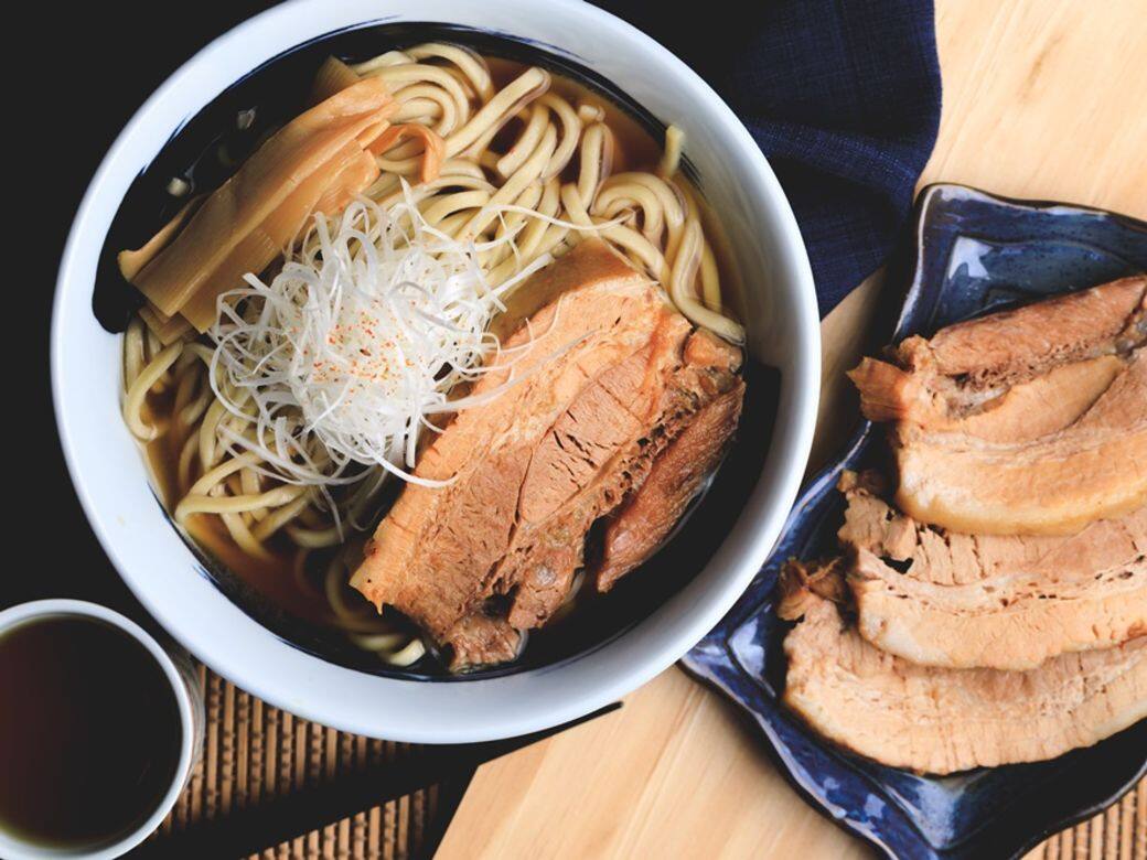 松村貴大於日本的招牌拉麵之一「海體醬油湯」日本醬油湯底,配上厚切叉 松村貴大於日本的招牌拉麵之一「海體醬油湯」日本醬油湯底,配上厚切叉
