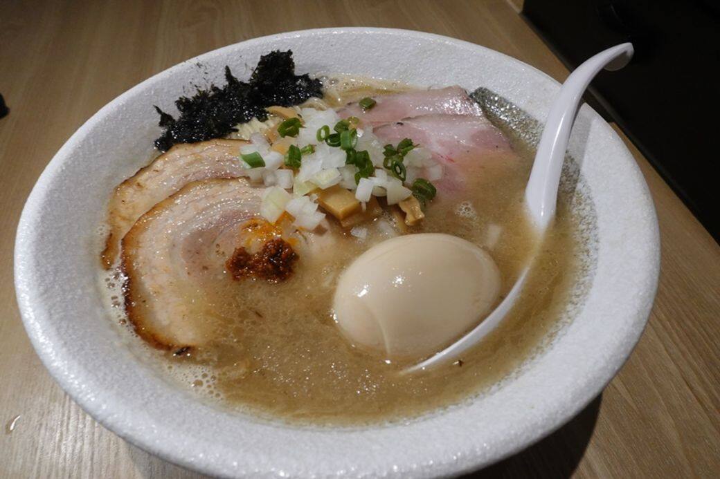 麺処一家基本上只有三款麵食,分別是有齊兩款叉燒的「店長推介」($105)(圖)、只 麺処一家基本上只有三款麵食,分別是有齊兩款叉燒的「店長推介」($105)(圖)、只
