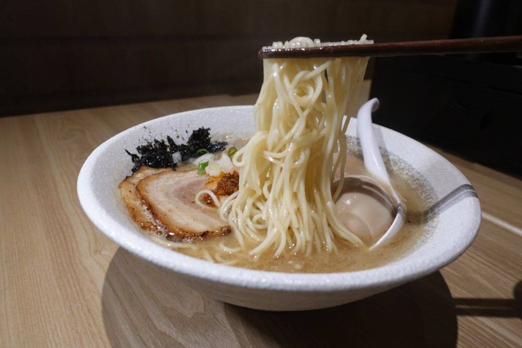 這裏採用煮干(小魚乾)和豬骨長時間烹煮的濃厚豚骨魚介醬油湯底(圖),煮 這裏採用煮干(小魚乾)和豬骨長時間烹煮的濃厚豚骨魚介醬油湯底(圖),煮