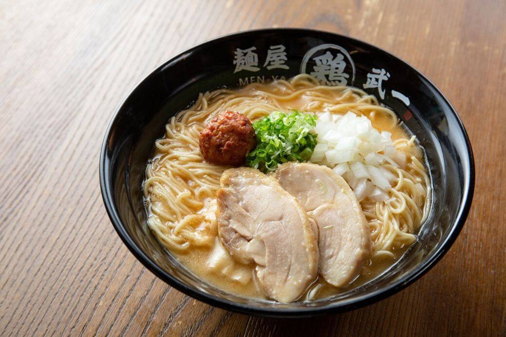 此店以日本濃厚系雞湯作招徠,濃稠鮮味十足,加上日本直送的雞肉丸及 此店以日本濃厚系雞湯作招徠,濃稠鮮味十足,加上日本直送的雞肉丸及
