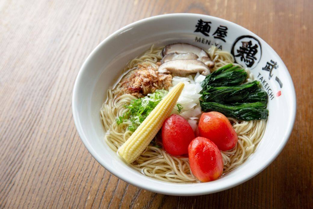 除了雞白湯以外,香港分店特別限定推出使用15種新鮮蔬菜製作湯底的 除了雞白湯以外,香港分店特別限定推出使用15種新鮮蔬菜製作湯底的