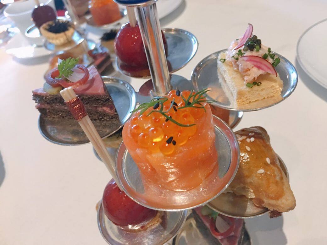 Rosewood的下午茶以「五道菜」形式上桌,以精緻鹹點揭幕,鹹點以下午茶層架送上 Rosewood的下午茶以「五道菜」形式上桌,以精緻鹹點揭幕,鹹點以下午茶層架送上