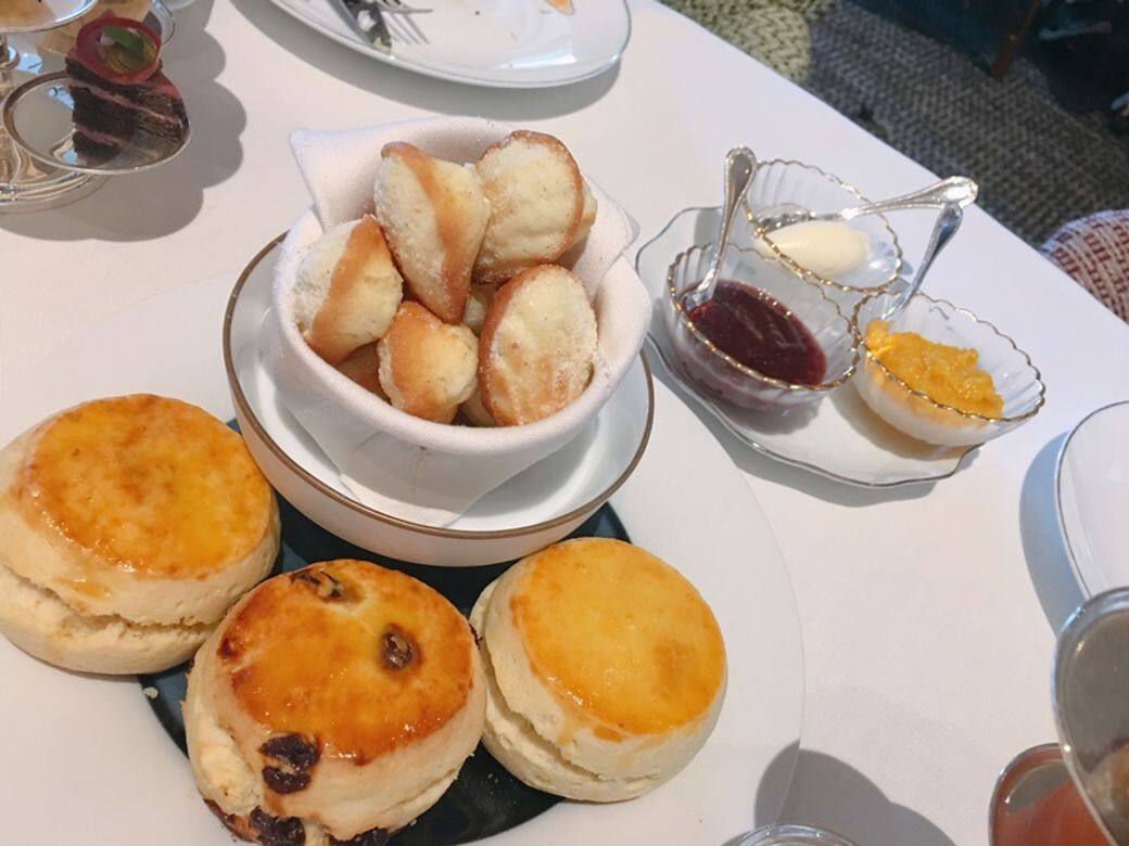 享用完鹹點後,第二及第三道菜會隨即一同上桌,包括牛油果蓉紅椒三文 享用完鹹點後,第二及第三道菜會隨即一同上桌,包括牛油果蓉紅椒三文