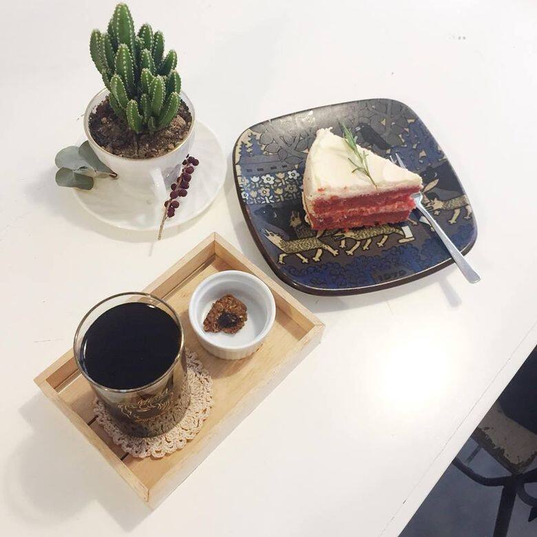 由灣仔搬了過去上環之後,貘記既是雜貨店,也是咖啡角落,所以你會發現 由灣仔搬了過去上環之後,貘記既是雜貨店,也是咖啡角落,所以你會發現