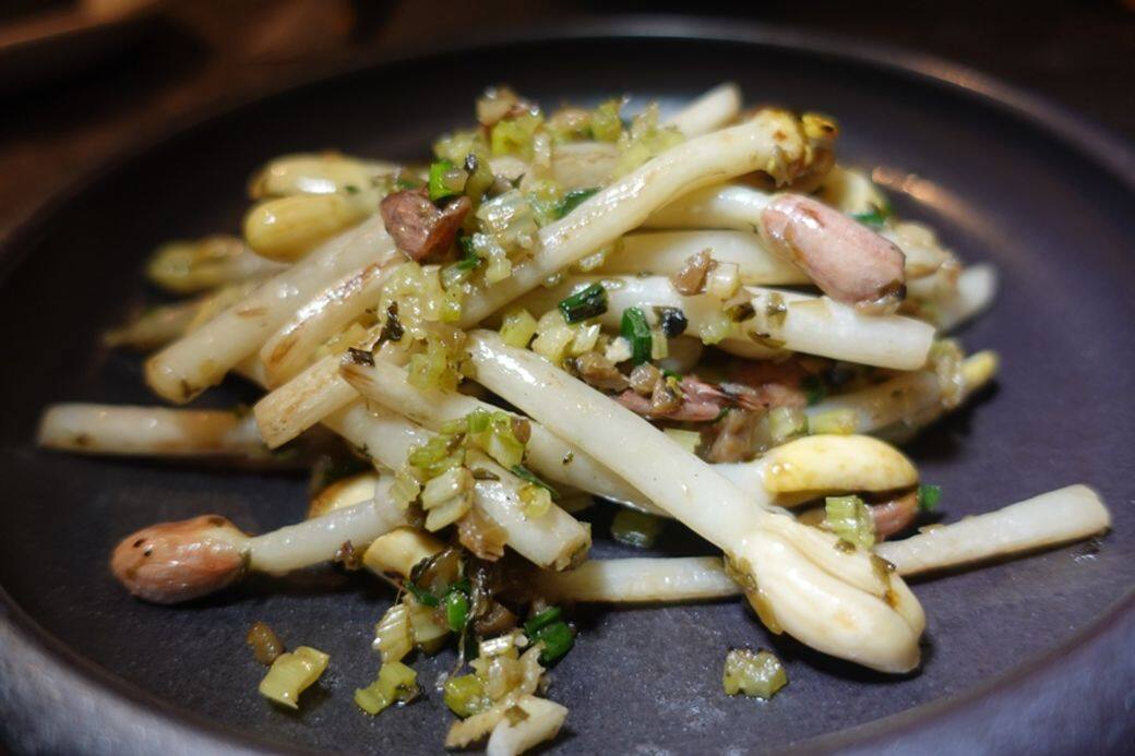 德哥家裡經營醬坊,先從淮揚菜學起,掌握基礎和刀功再學川菜。他功底如 德哥家裡經營醬坊,先從淮揚菜學起,掌握基礎和刀功再學川菜。他功底如