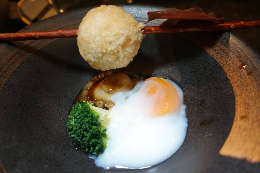 溫泉蛋鮮鮑脆飯粑(餐牌以外私房菜式)以廣東做鮑魚的手藝配四川脆飯 溫泉蛋鮮鮑脆飯粑(餐牌以外私房菜式)以廣東做鮑魚的手藝配四川脆飯