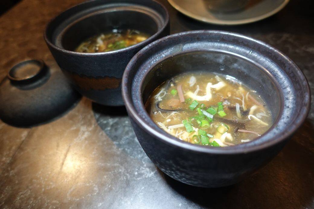 酸辣湯飲得多,這道醋椒胡辣羮($88)遵古早味用柬埔寨貢布胡椒粒煮成,香 酸辣湯飲得多,這道醋椒胡辣羮($88)遵古早味用柬埔寨貢布胡椒粒煮成,香