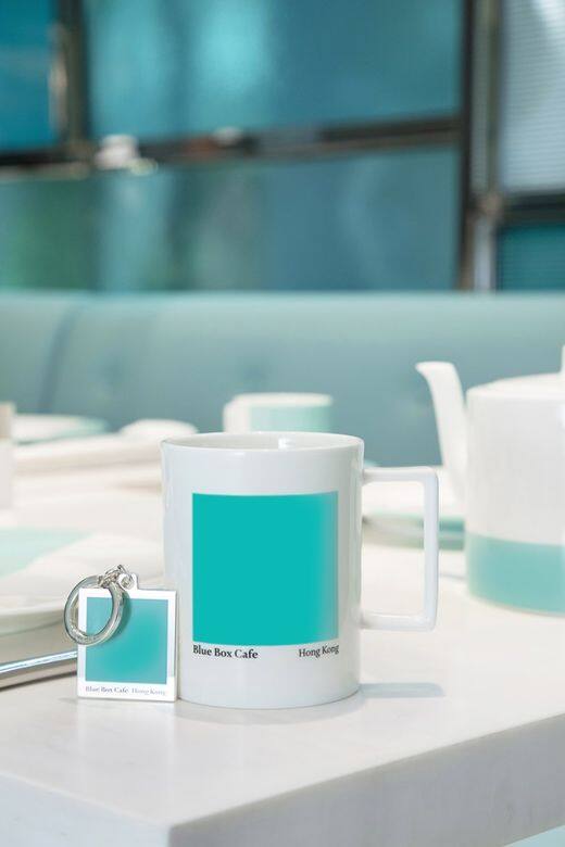 為紀念此特別時刻，骨瓷馬克杯和純銀Blue Box鑰匙扣將在全新The Tiffany Blue Box Cafe