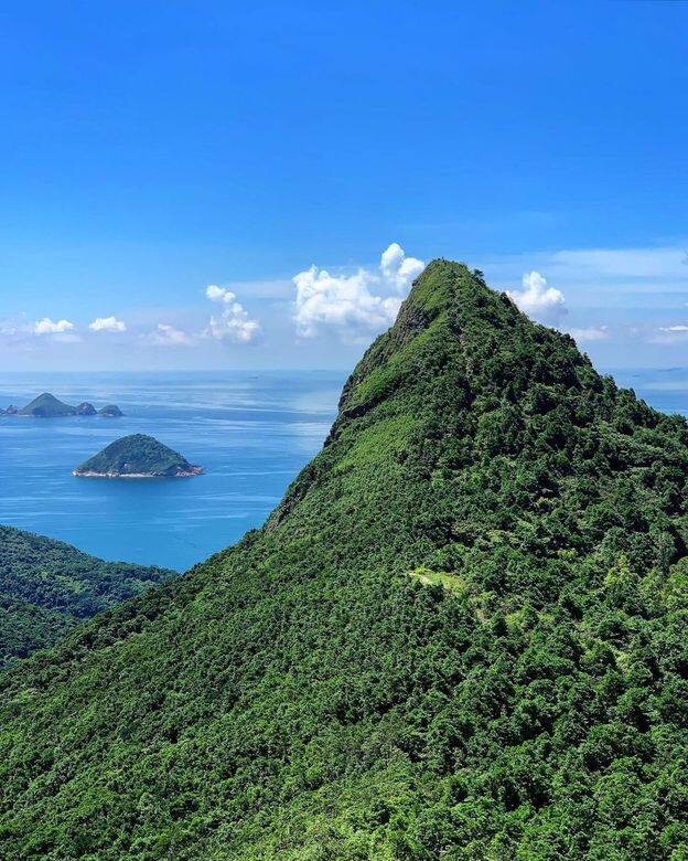 釣魚翁位於清水灣半島,位置上比較近日出康城站,也是接近市區的行山 釣魚翁位於清水灣半島,位置上比較近日出康城站,也是接近市區的行山
