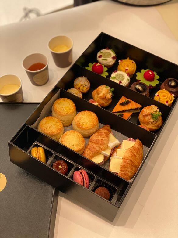 tea set最少兩天前預訂,亦只提供外賣自取。訂購網址:https://www.buys.hk/grand-hyatt-cake-shop/html tea set最少兩天前預訂,亦只提供外賣自取。訂購網址:https://www.buys.hk/grand-hyatt-cake-shop/html