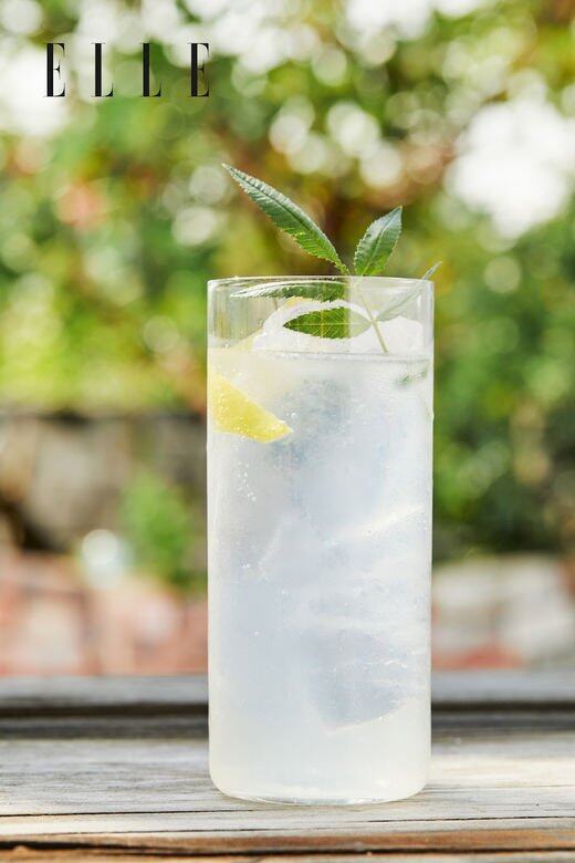 Gin&Tonic容易入口,是開胃酒的不二之選,做法相當簡單。材料:Gin酒 45毫升Tonic water Gin&Tonic容易入口,是開胃酒的不二之選,做法相當簡單。材料:Gin酒 45毫升Tonic water