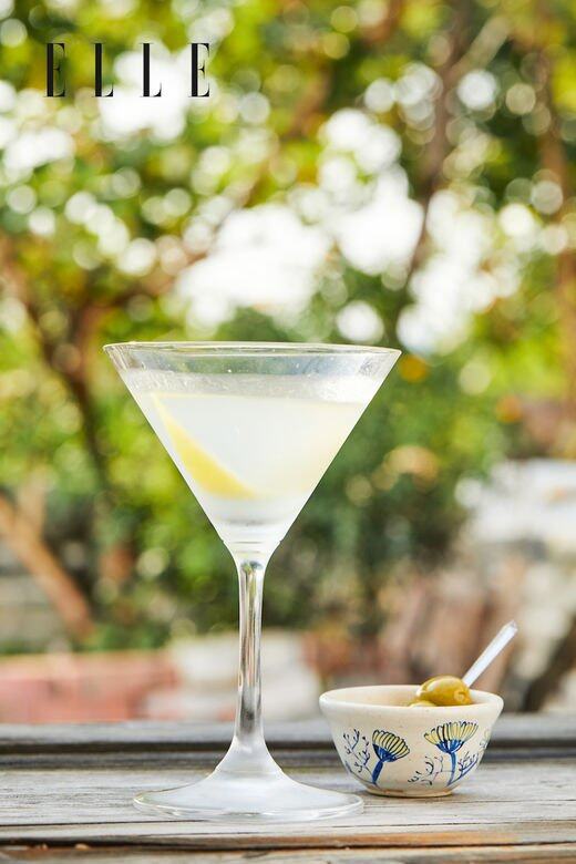 Dry Martini有「雞尾酒之王」的稱譽,調酒師建議一口橄欖配一口酒,三口內(10-15分 Dry Martini有「雞尾酒之王」的稱譽,調酒師建議一口橄欖配一口酒,三口內(10-15分