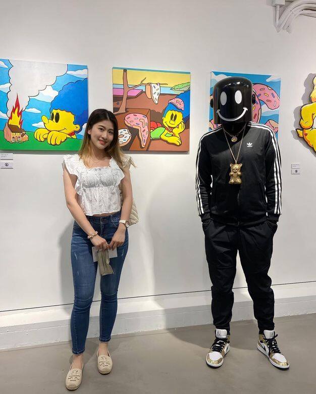 於香港出生,美國長大的潮流藝術家Mr. Likey近兩年深受香港潮流界歡迎。而 於香港出生,美國長大的潮流藝術家Mr. Likey近兩年深受香港潮流界歡迎。而
