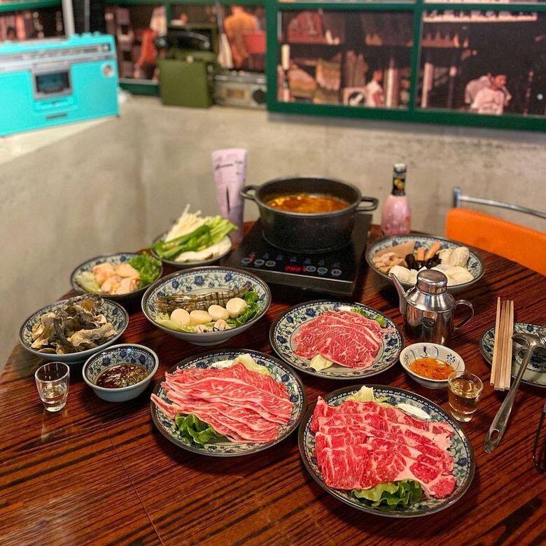 裝潢是70年代的冰室,是一間行懷舊風的港式餐廳,主打濃厚花膠雞湯鍋 裝潢是70年代的冰室,是一間行懷舊風的港式餐廳,主打濃厚花膠雞湯鍋