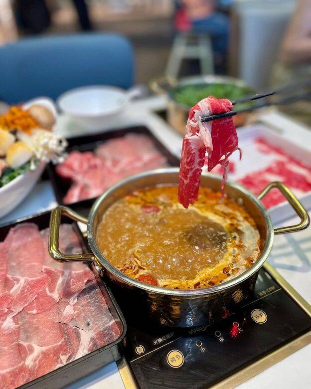 此火鍋店是馬祖台灣養生湯麵館的副線,供應優質肉類,並按級別設有不 此火鍋店是馬祖台灣養生湯麵館的副線,供應優質肉類,並按級別設有不