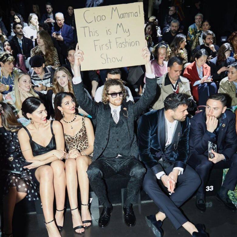 舉牌男 Seth dude with sign new york IG Dolce & Gabbana 舉牌男 Seth dude with sign new york IG Dolce & Gabbana