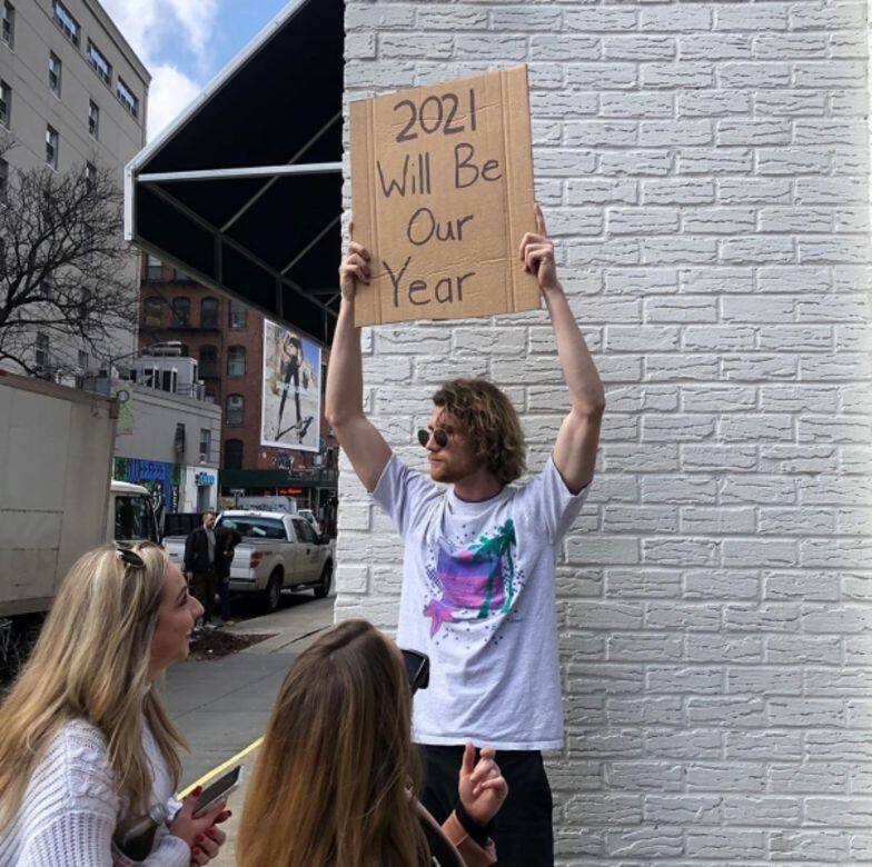 舉牌男 Seth dude with sign new york IG 舉牌男 Seth dude with sign new york IG