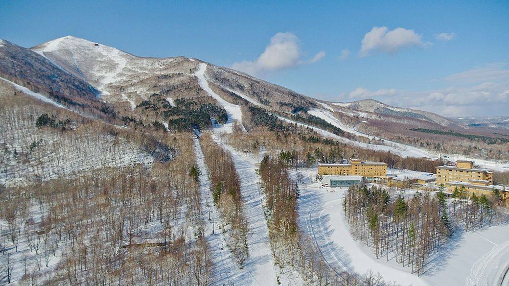 雪場全部分成朝里跟長峰兩個山頭 雪場全部分成朝里跟長峰兩個山頭