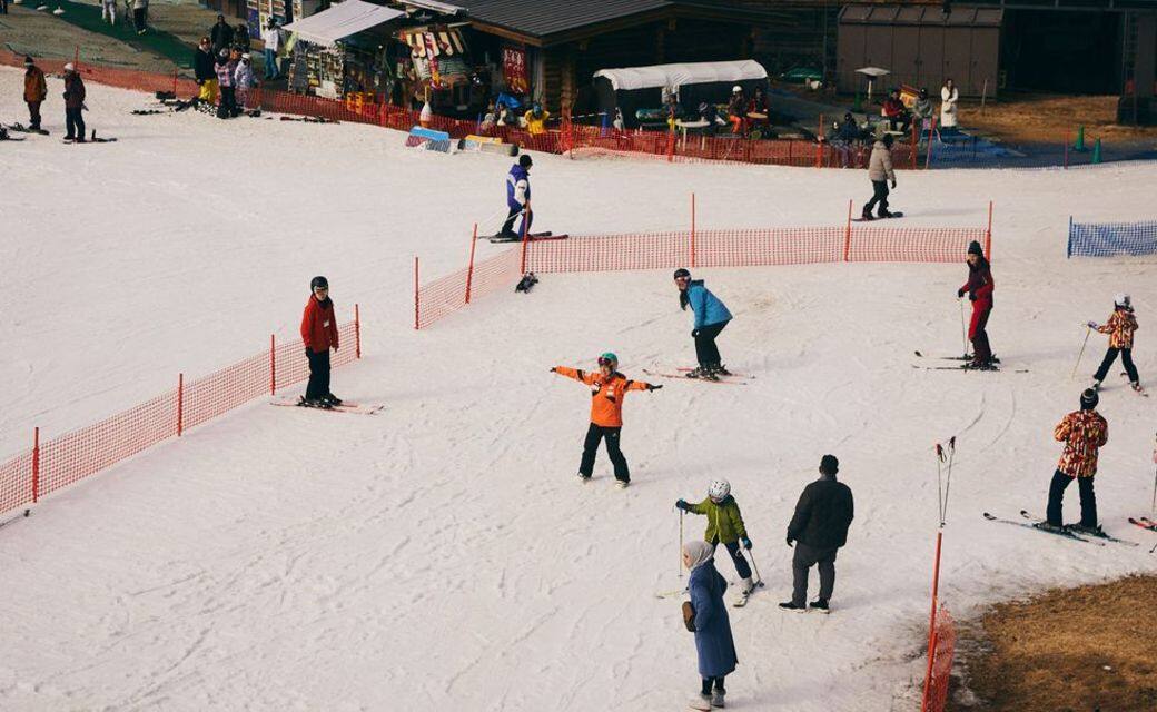 不過第一次多半都是邊滑邊滾邊摔得下山的,雖然如此在雪中滑行的感 不過第一次多半都是邊滑邊滾邊摔得下山的,雖然如此在雪中滑行的感