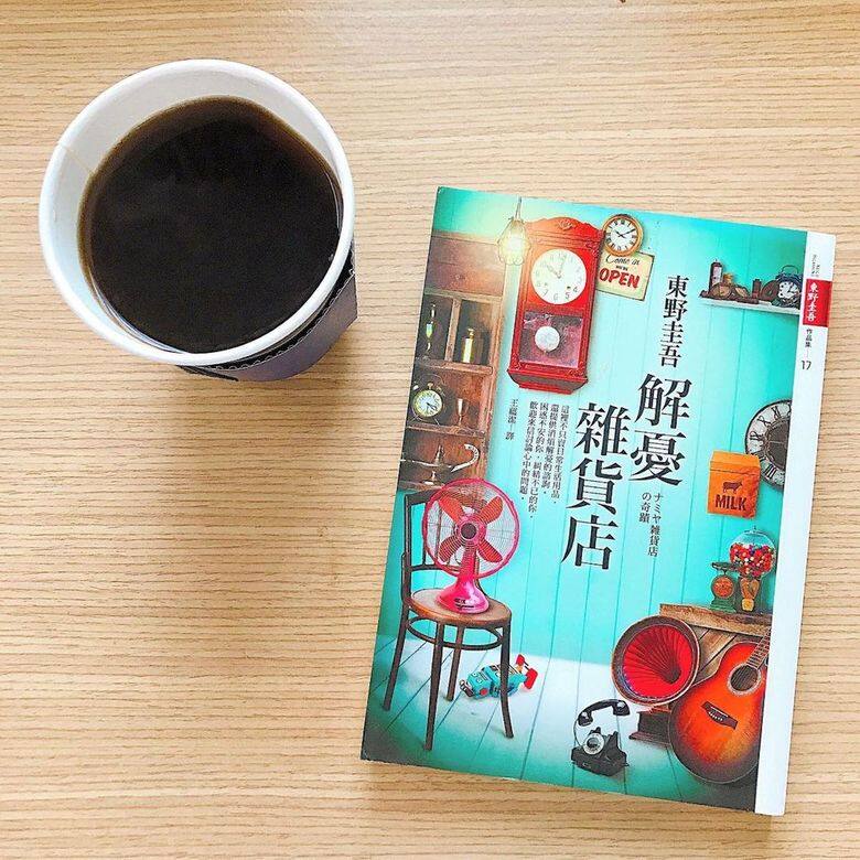 這是亞馬遜最暢銷圖書之一,由五個獨立故事組成。講述了在僻靜街道旁 這是亞馬遜最暢銷圖書之一,由五個獨立故事組成。講述了在僻靜街道旁