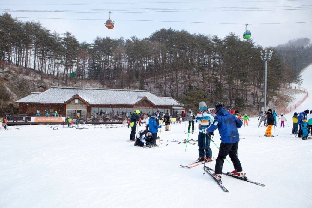 龍平渡假村滑雪場位於江原道的平晶 龍平渡假村滑雪場位於江原道的平晶