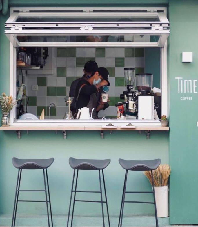 在葵芳的小社區中，有一間看起來有點格格不入的咖啡店「Time Coffee」，小文青風