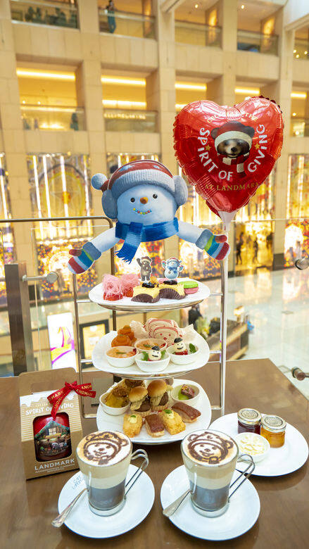 顧客凡於 CAFÉ LANDMARK 品嚐以聖誕小熊為主題的下午茶二人套餐,可在別緻獨特 顧客凡於 CAFÉ LANDMARK 品嚐以聖誕小熊為主題的下午茶二人套餐,可在別緻獨特
