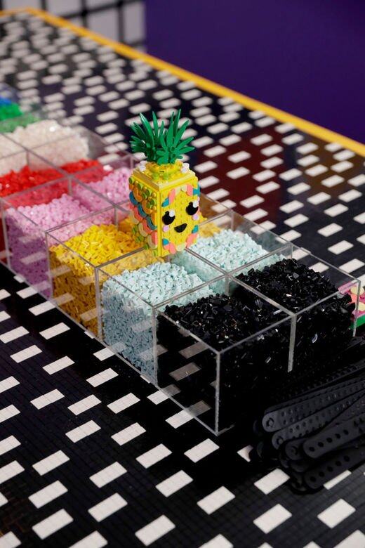 近日,LEGO®更推出全新概念產品DOTS™,DOTS主打自由平面圖案創作,概念源自於提 近日,LEGO®更推出全新概念產品DOTS™,DOTS主打自由平面圖案創作,概念源自於提