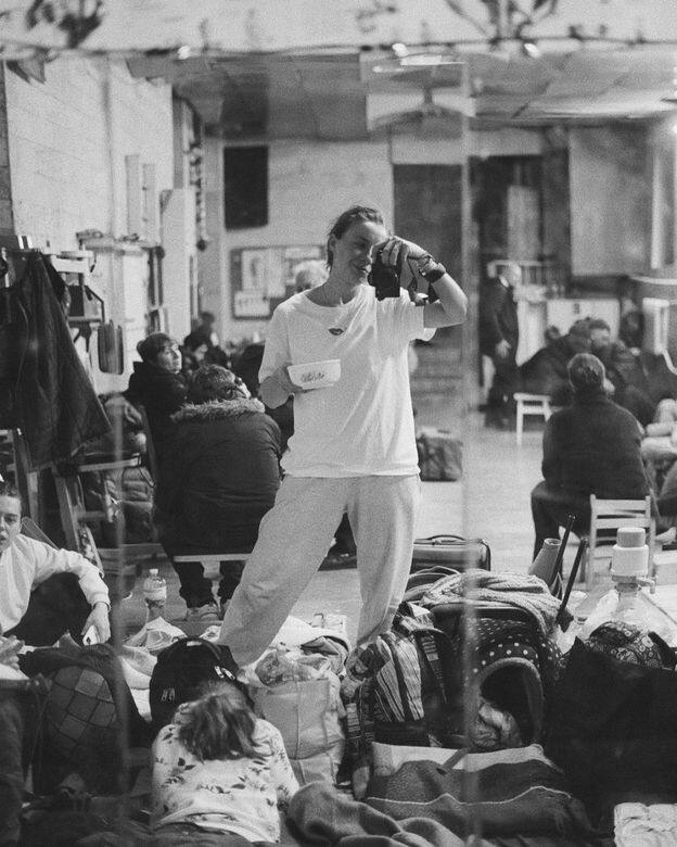 在最近的一篇 Instagram 貼文中,Zabouga 展示了她的團隊如何開始新一天的工作:「編輯 在最近的一篇 Instagram 貼文中,Zabouga 展示了她的團隊如何開始新一天的工作:「編輯