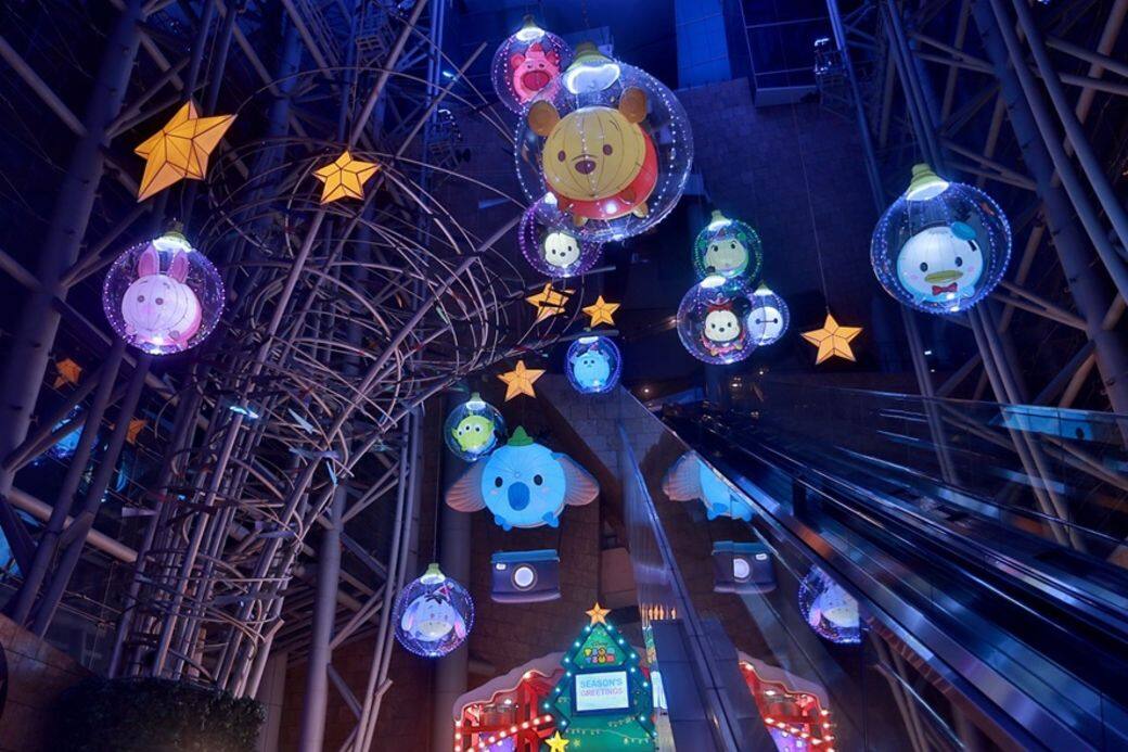 踏進市集，抬頭就看到11個巨型TSUMTSUM燈泡氣球在上空閃閃發光歡迎大家。小