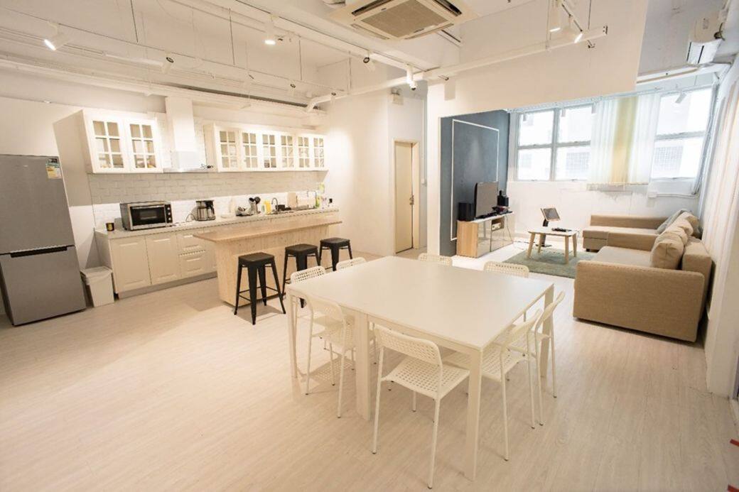 Comma Party地址:觀塘巧明街106號冠力工業大廈15樓02室收費:每位$130/3小時;每 Comma Party地址:觀塘巧明街106號冠力工業大廈15樓02室收費:每位$130/3小時;每
