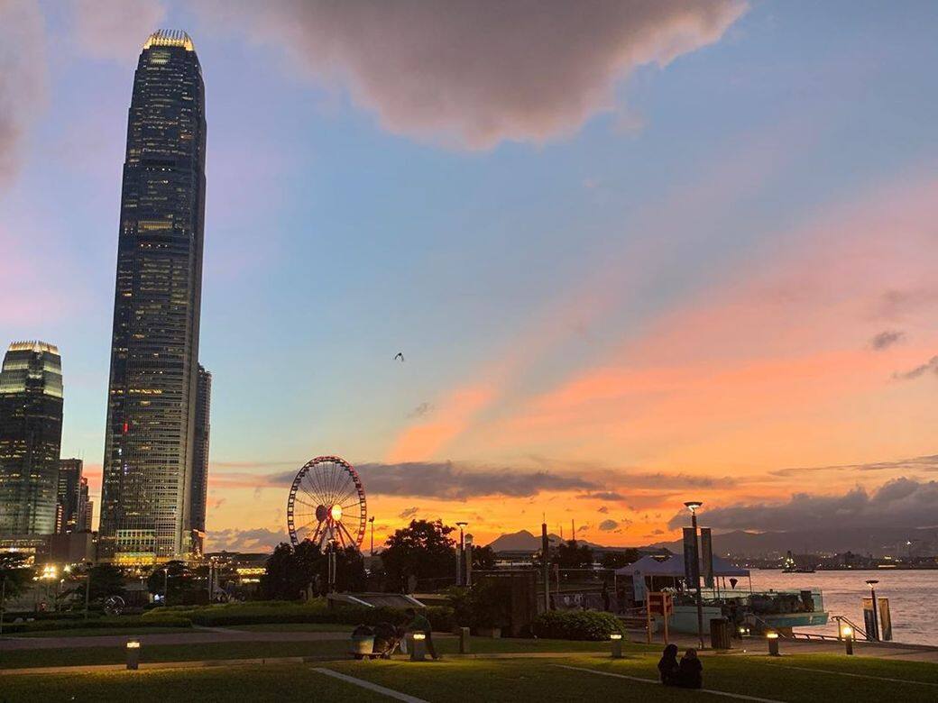 前往:乘搭港鐵至金鐘站,由A出口步行約5分鐘即達;大部份過海巴士 前往:乘搭港鐵至金鐘站,由A出口步行約5分鐘即達;大部份過海巴士