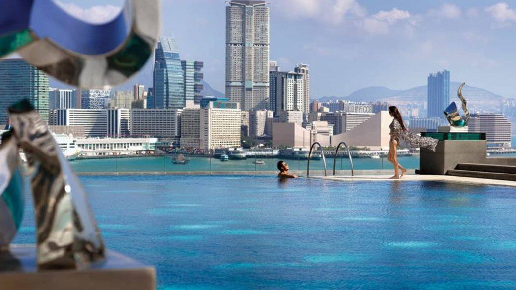 香港四季酒店的泳池同為Infinity Pool,在黃昏或者晚上暢泳可以鮑覽尖沙咀方 香港四季酒店的泳池同為Infinity Pool,在黃昏或者晚上暢泳可以鮑覽尖沙咀方